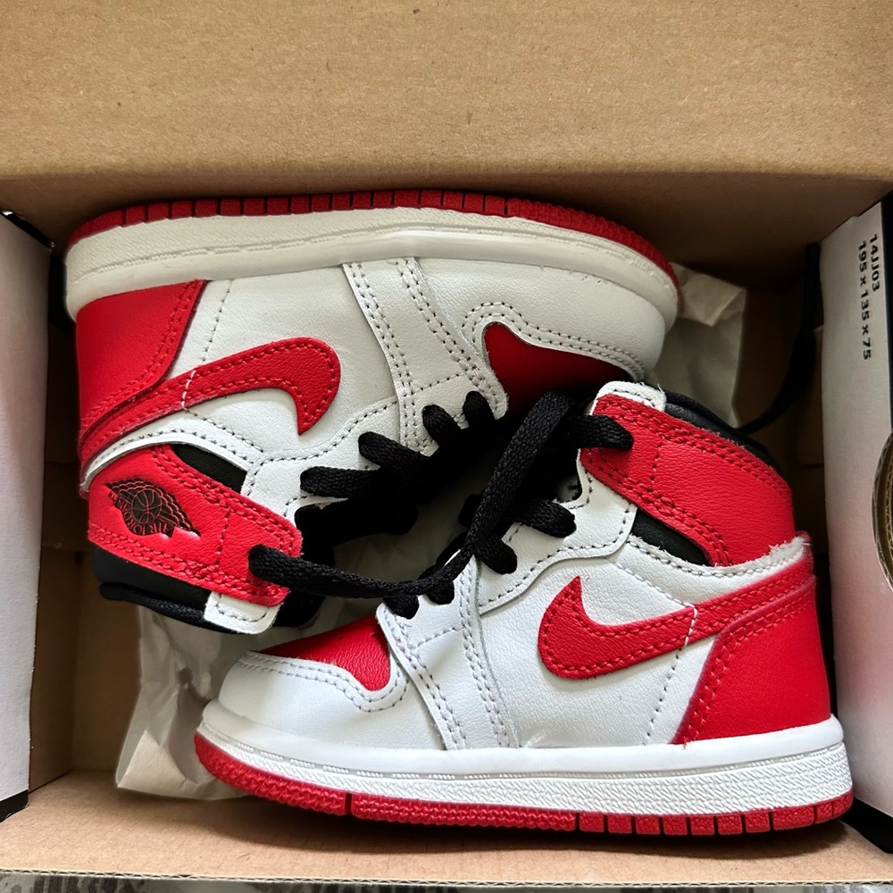 Toddler size 5c. Jordan 1  Retro High OG
